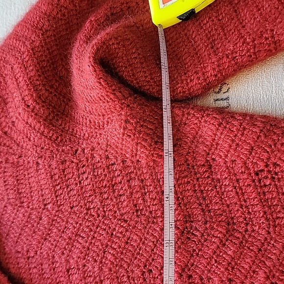 Canadian Classic Qiviuk cowl sweater - Picture 14 of 14